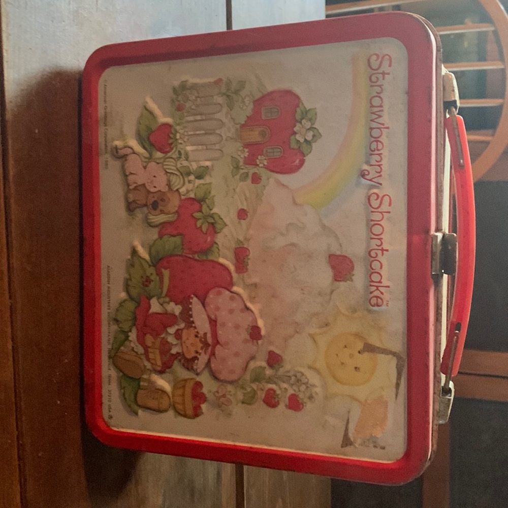1980 strawberry shortcake lunchbox in fair condition